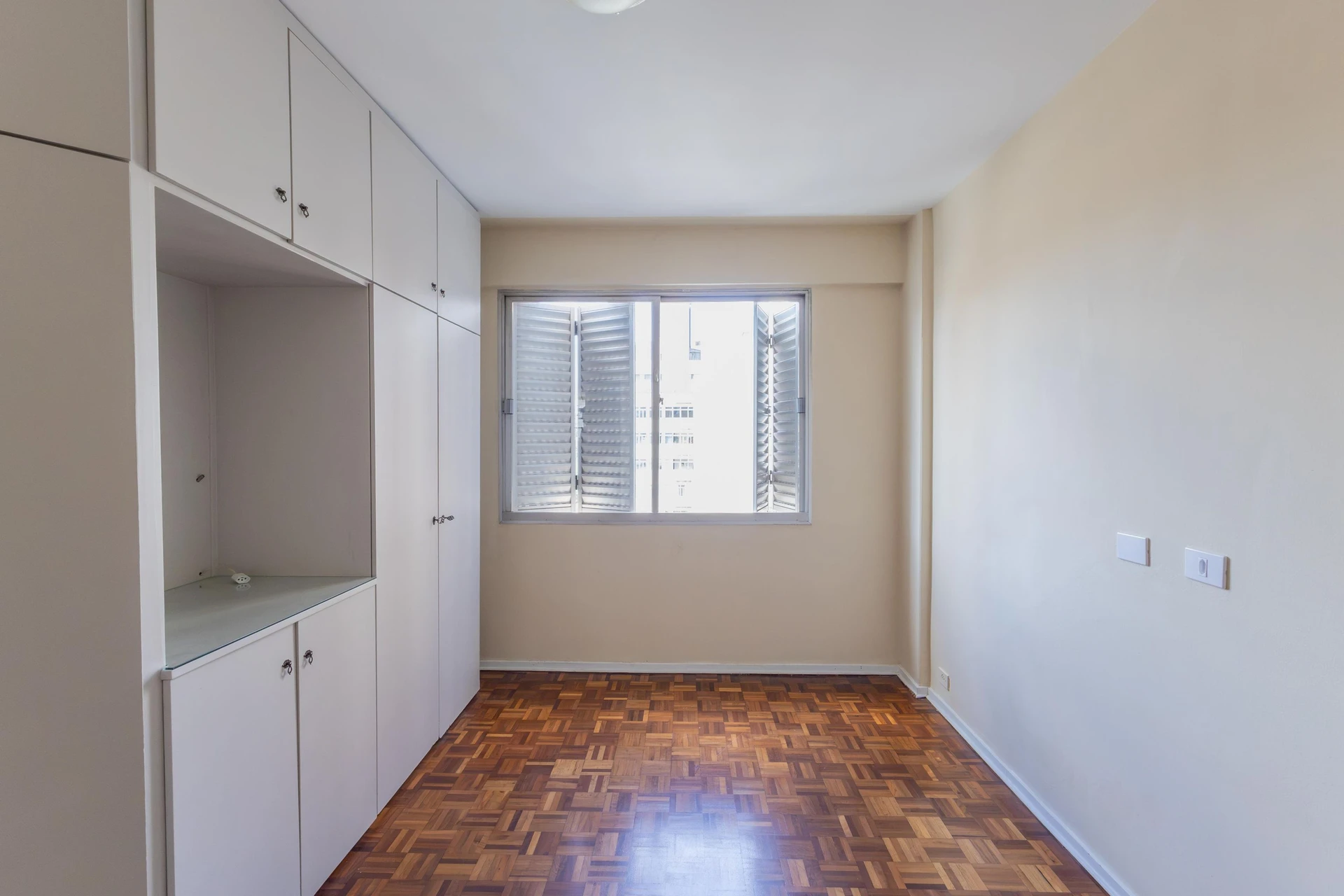 Furnished apartment, 283 m², with a glass-enclosed balcony — photo 7