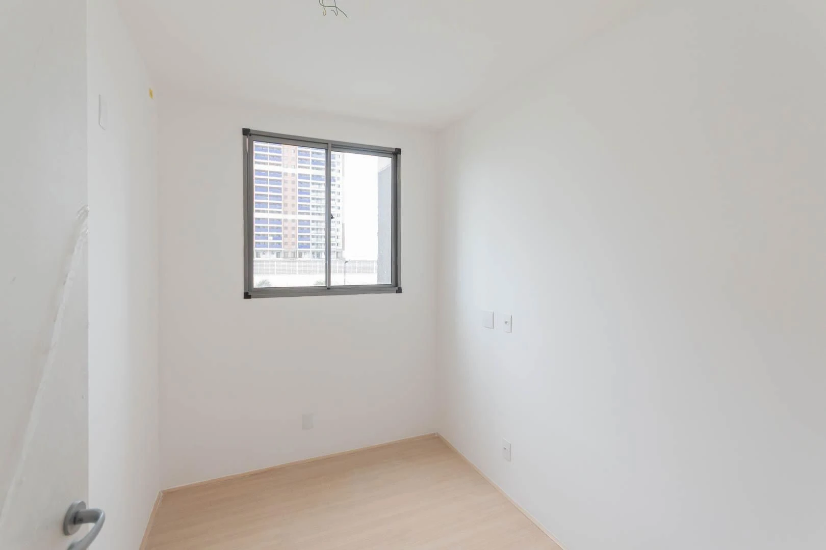 2-bedroom apartment with a suite and a glass balcony — photo 17