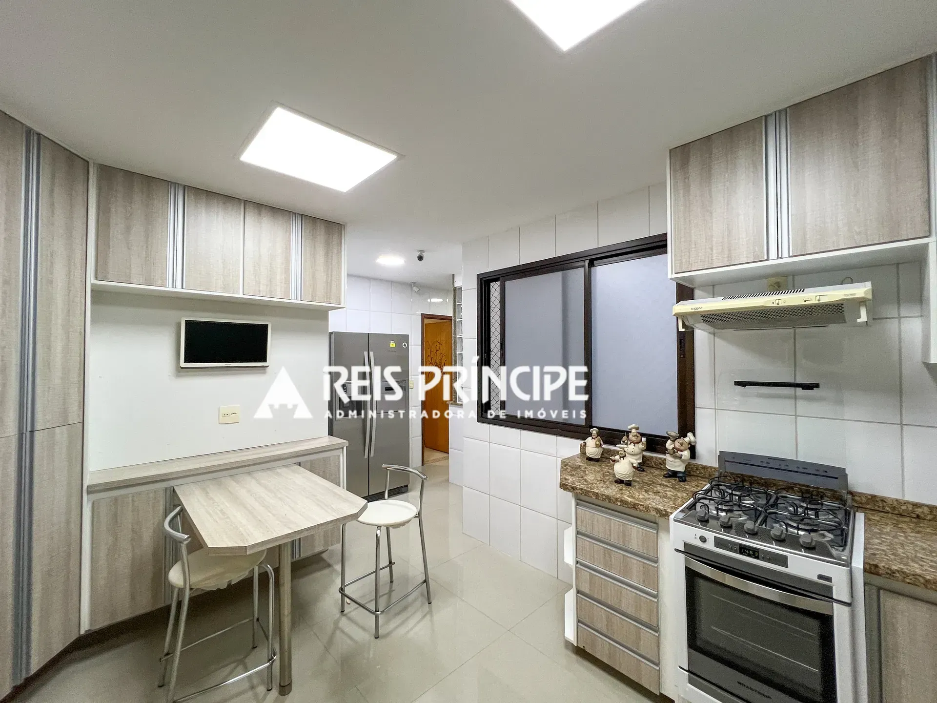 Furnished apartment with 5 bedrooms and a balcony — photo 23