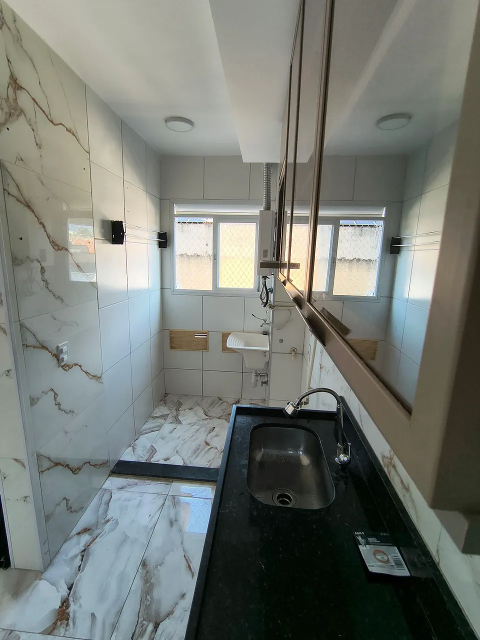 One-bedroom apartment in a building with a gym — photo 12
