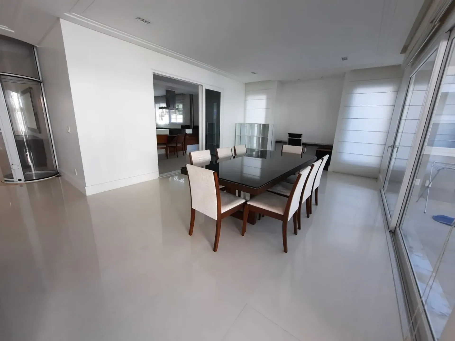 House with 7 bedrooms and an open-plan kitchen — photo 32