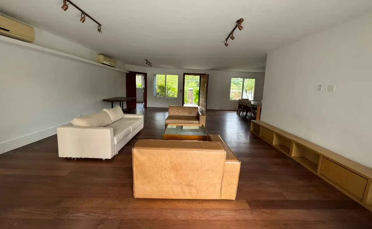 300 m² house with 4 bedrooms and a built-in balcony grill