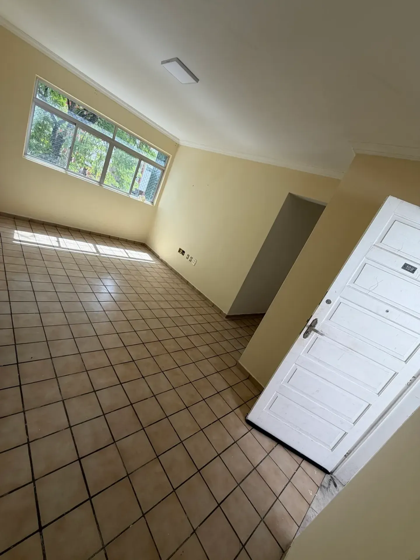 Квартира: 3 спальні, 1 з власною ванною кімнатою, 80 м²