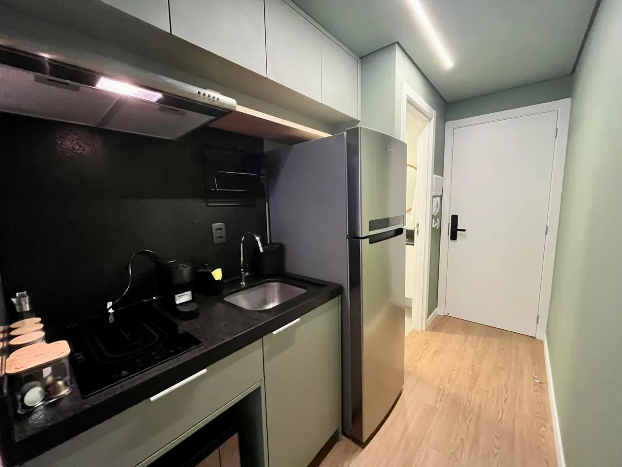 One-bedroom apartment in a building with a coworking space — photo 12