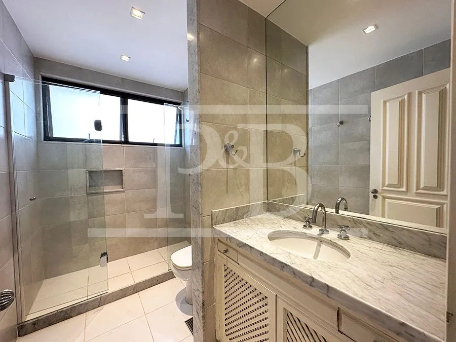 250 m² apartment with 4 bedrooms and a glassed-in balcony — photo 22