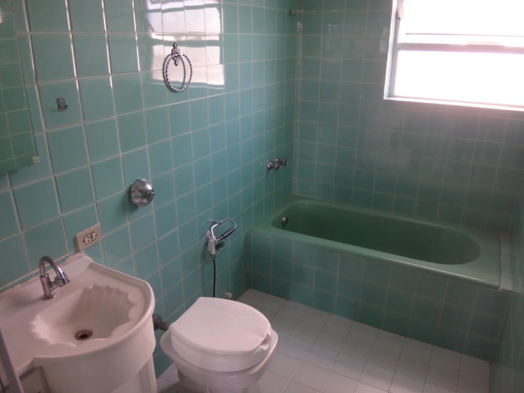 3-bedroom apartment with a bathtub in Curitiba — photo 15