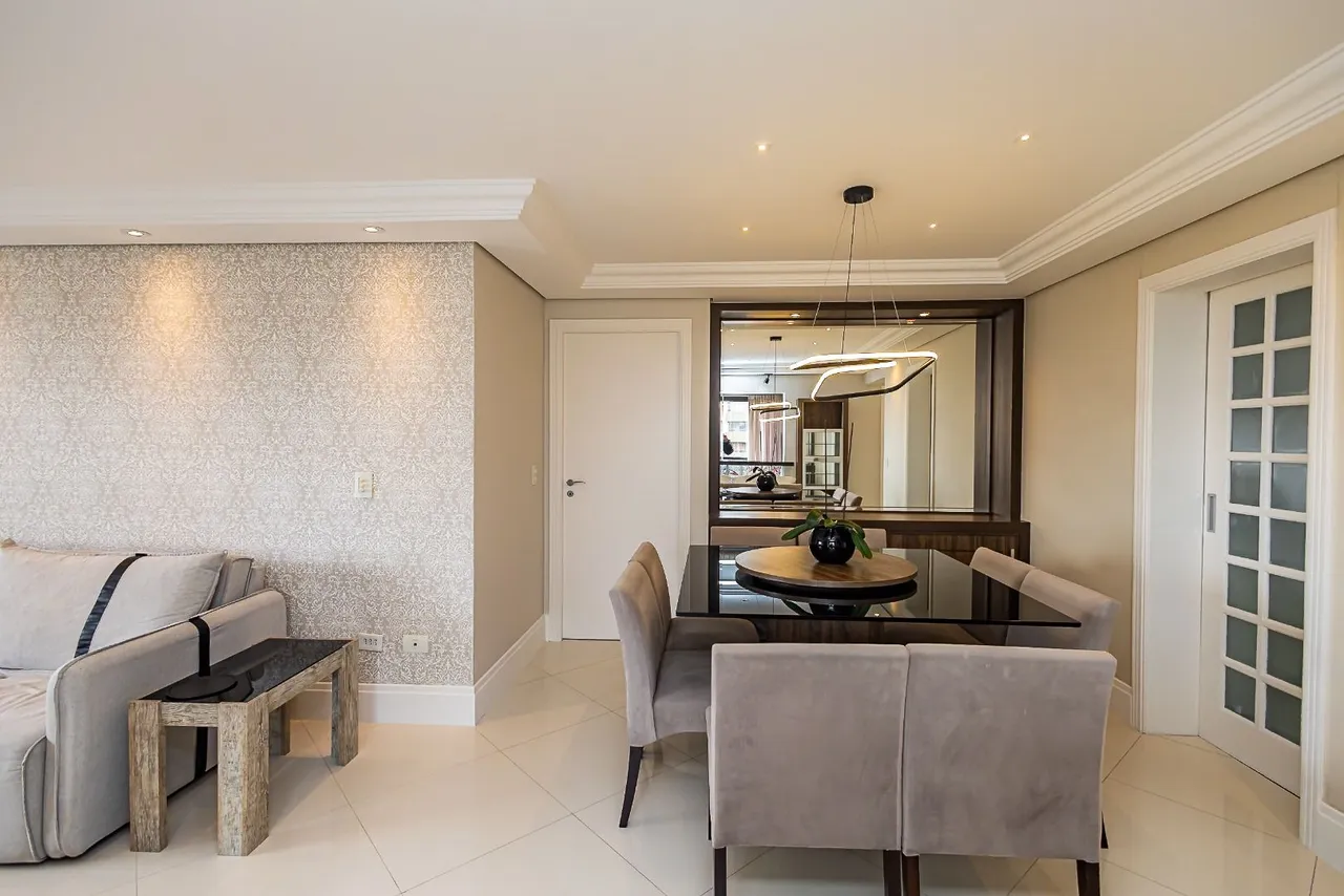 Balcony with a grill in a 4-bedroom apartment, 119 m² — photo 9