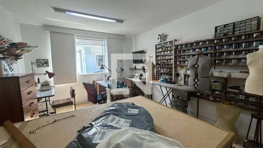 Walk-in closet in a 5-bedroom house, 250 m² — photo 15