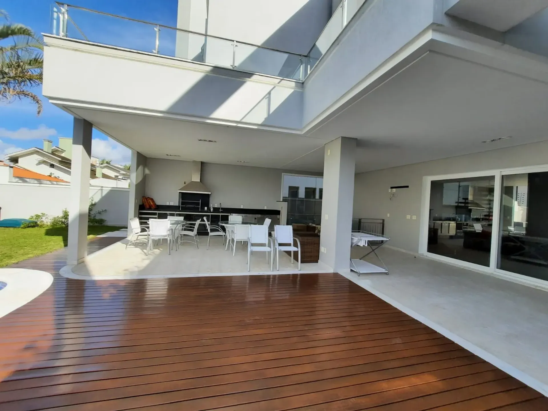 House with 7 bedrooms and an open-plan kitchen — photo 13