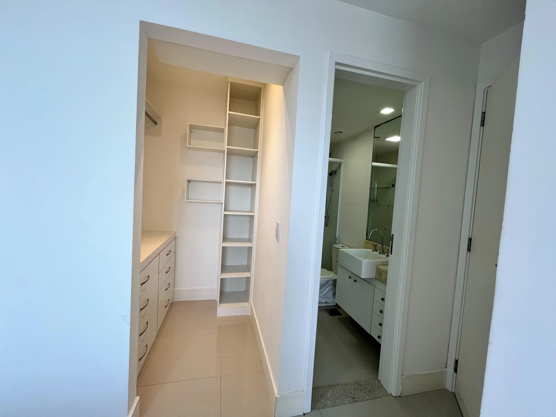 Furnished apartment, 148 m², with a glass-enclosed balcony — photo 11