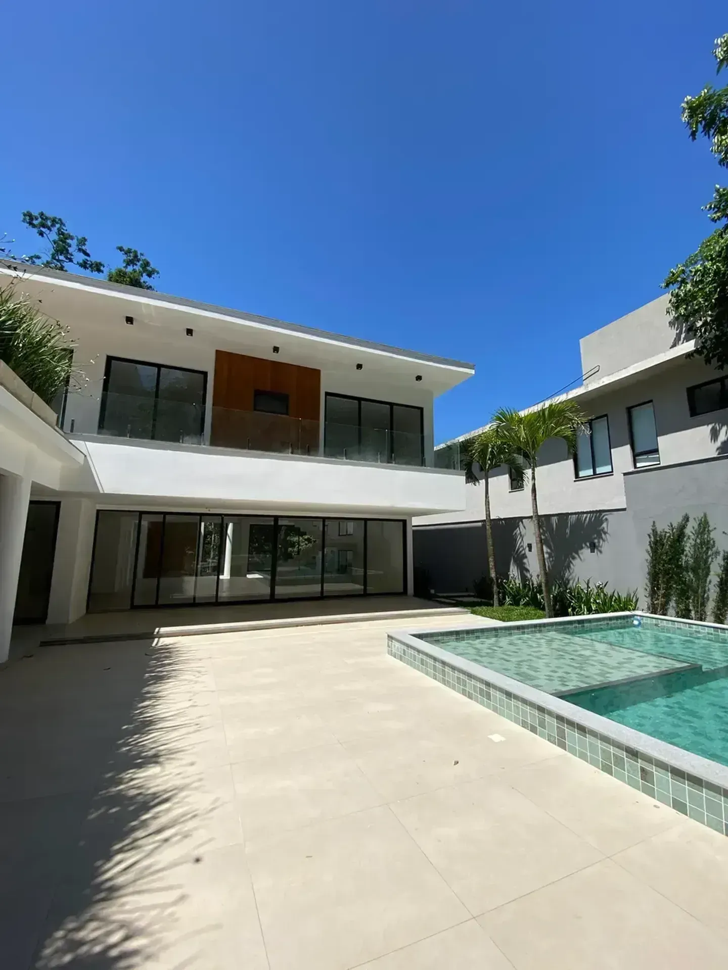 Unfurnished house with 5 bedrooms and 5 bathrooms — photo 4