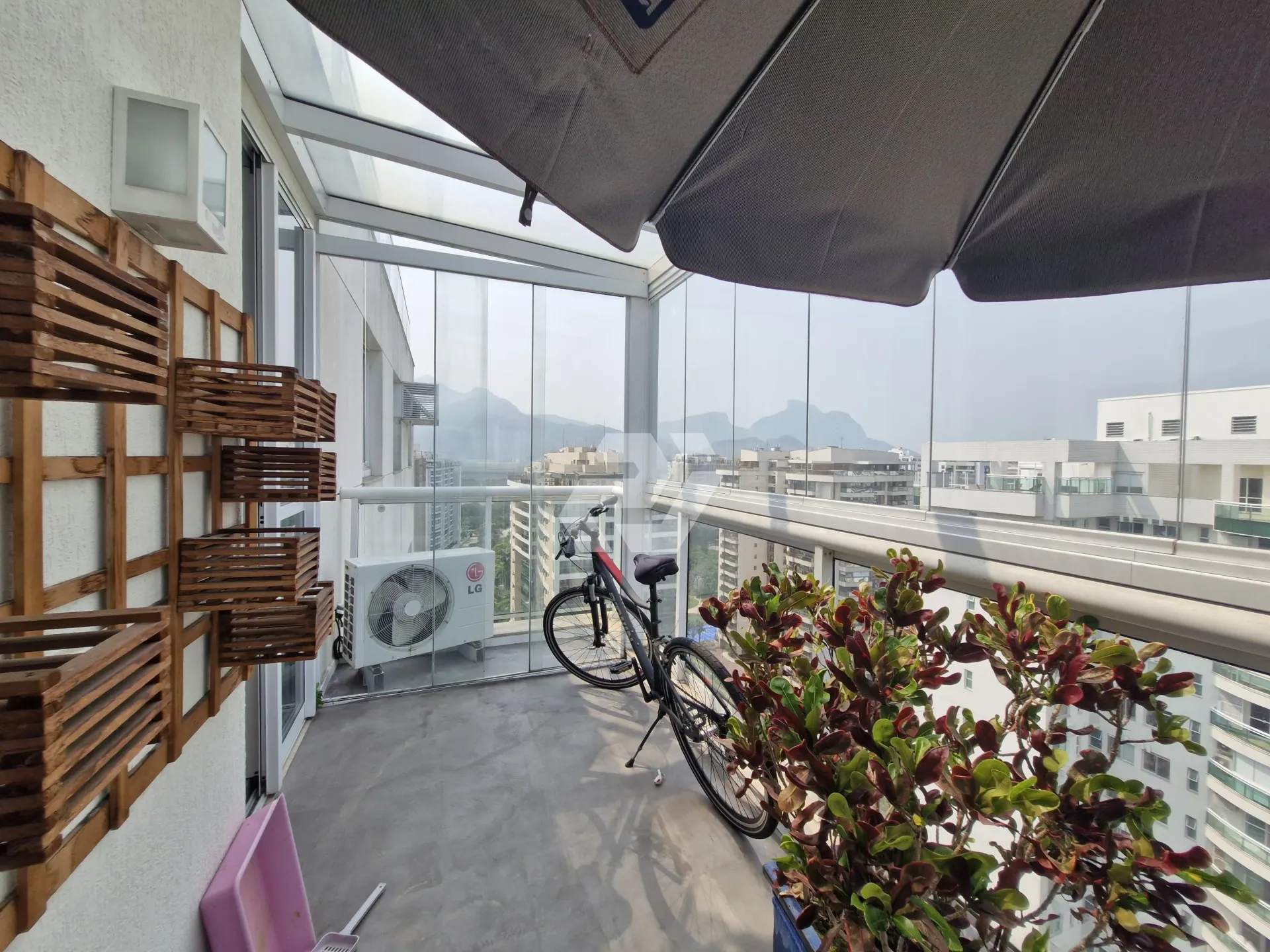 Furnished 4-bedroom apartment with building pool — photo 38