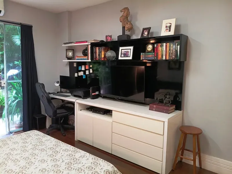 Apartment with 4 bedrooms and a enclosed glass balcony — photo 29