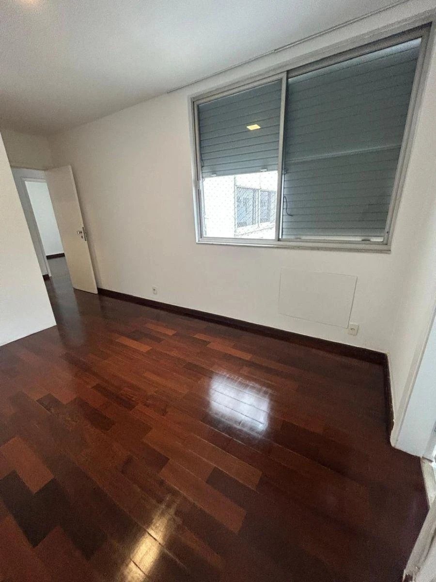 4-bedroom apartment with a walk-in closet — photo 12