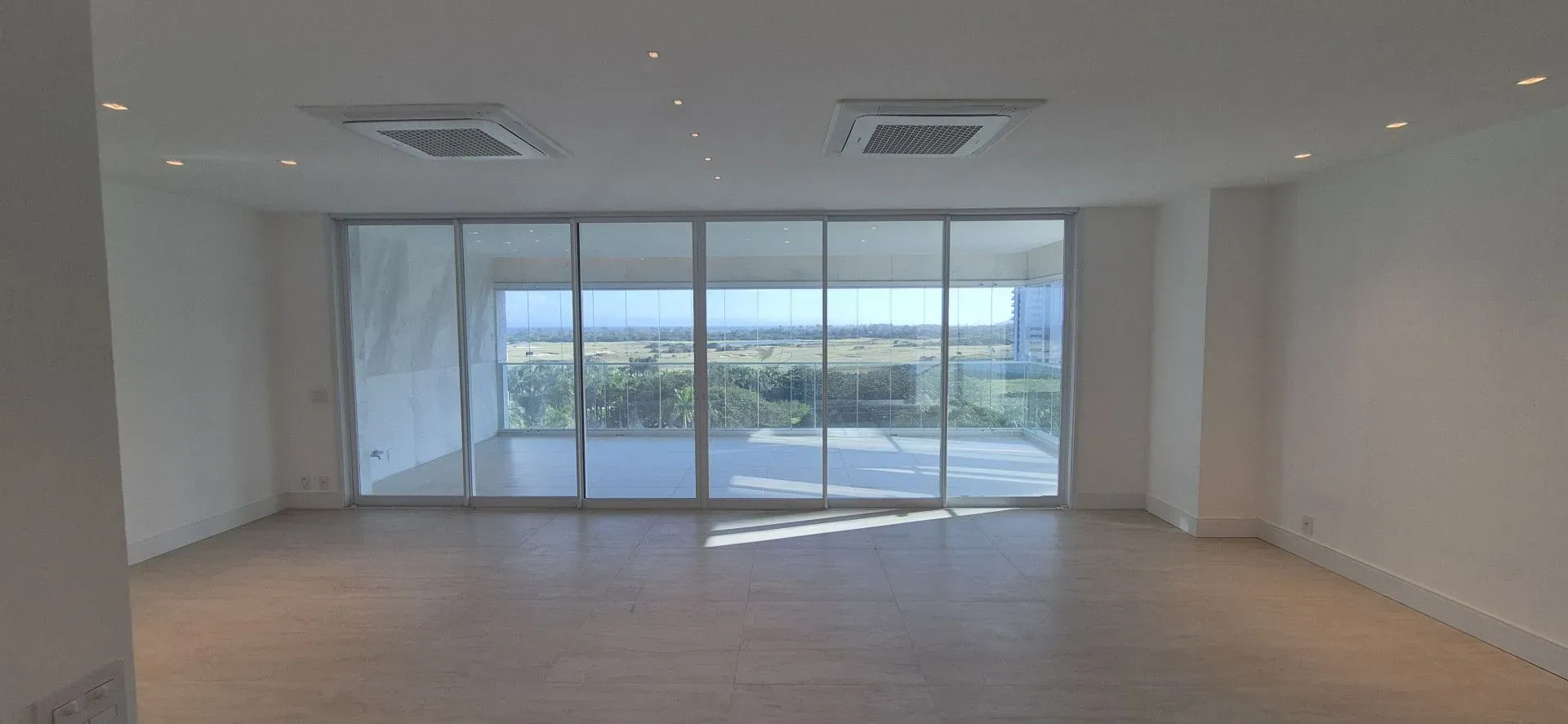 Unfurnished 4-bedroom apartment with closed kitchen — photo 29