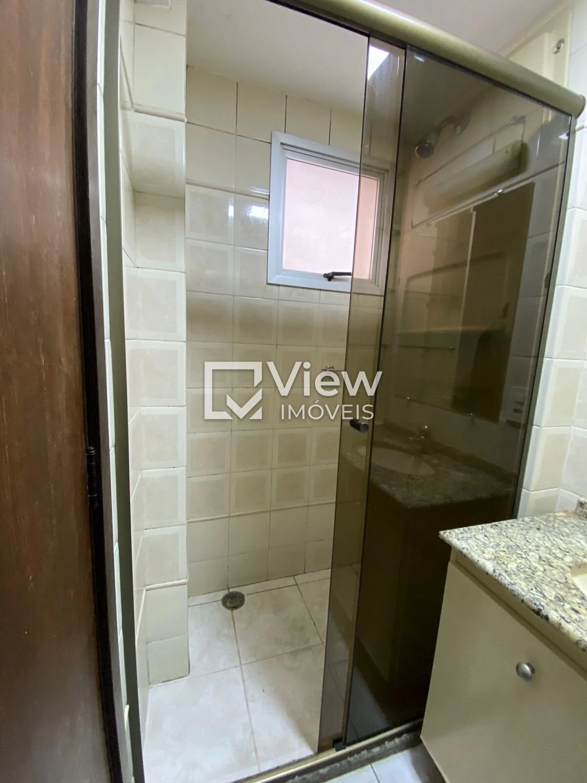 3-bedroom apartment with wood or laminate floors — photo 11