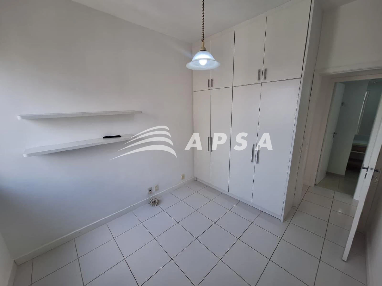 Walk-in closet in a 2-bedroom apartment, 90 m² — photo 6