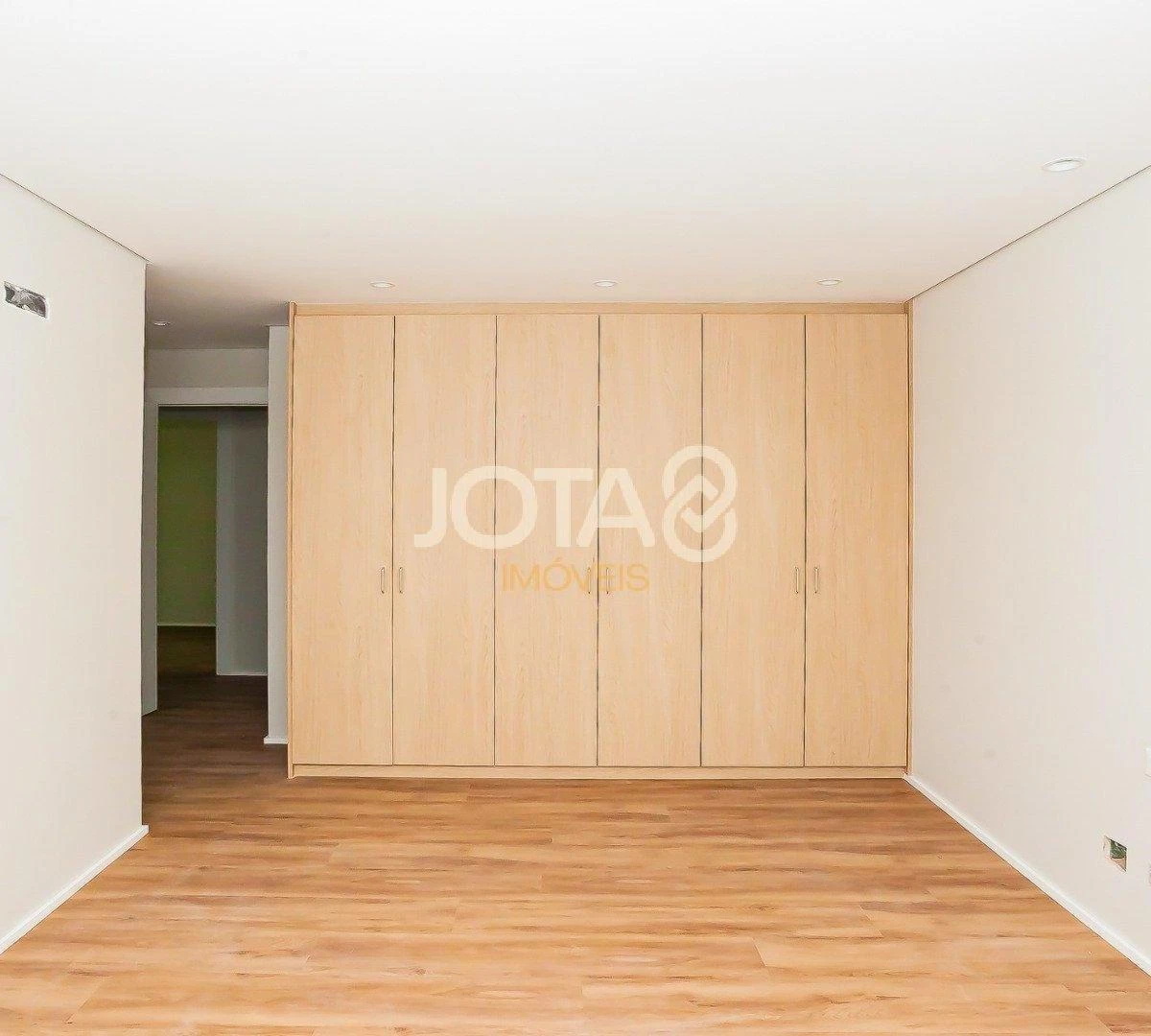 Balcony with a grill in a 3-bedroom apartment, 143 m² — photo 48