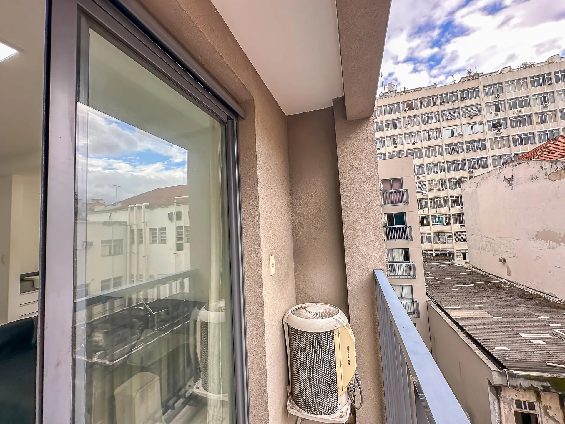 Furnished apartment, 42 m², with a glass-enclosed balcony — photo 4
