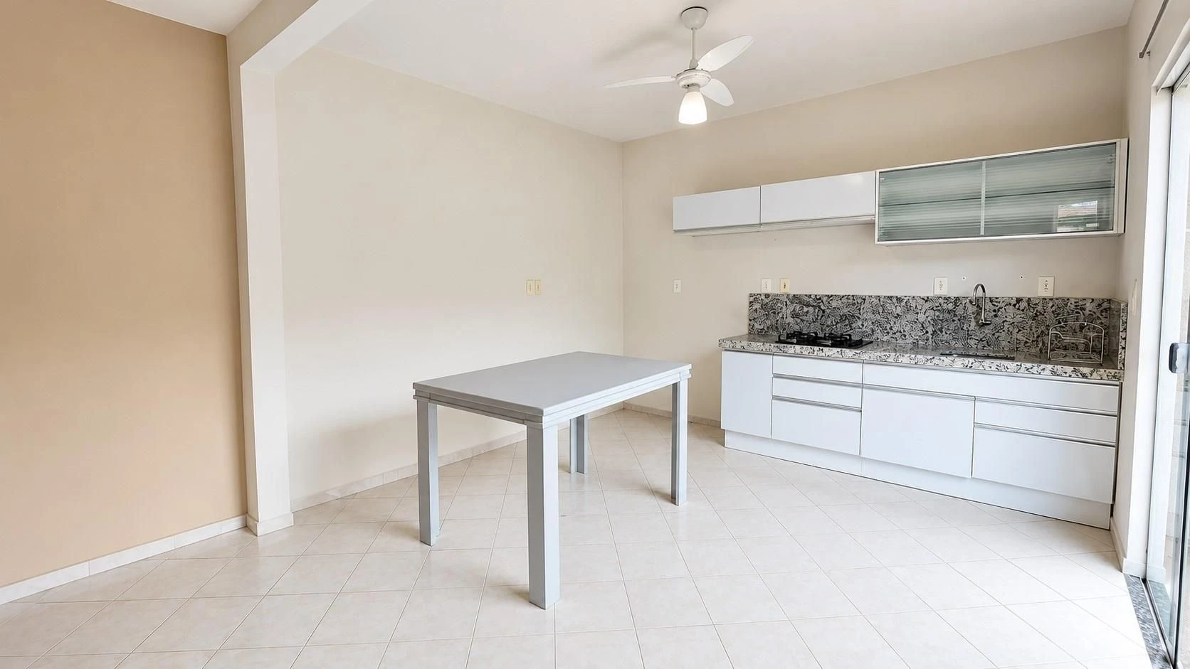 House with 1 bedroom and open kitchen with gas stove