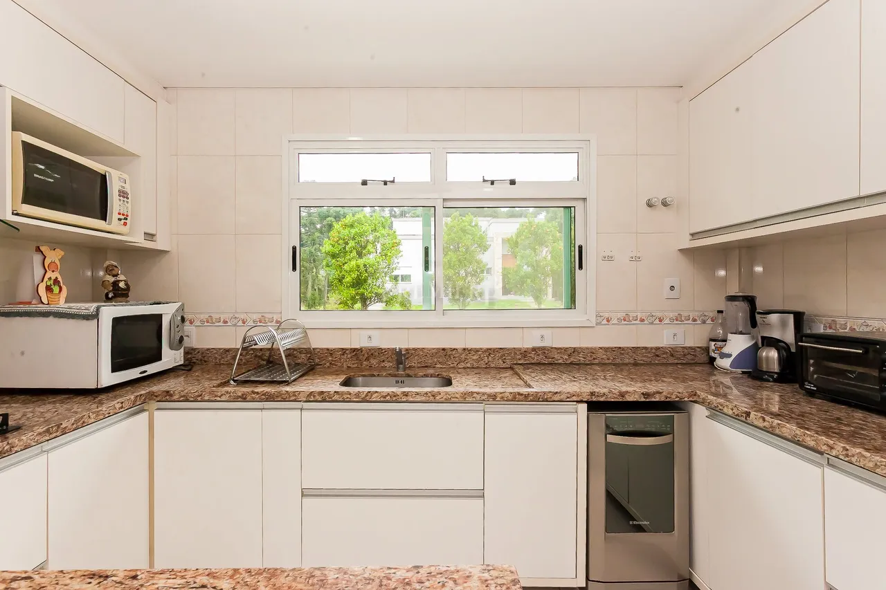 House with 4 bedrooms, 1 en-suite, 4 bathrooms — photo 11