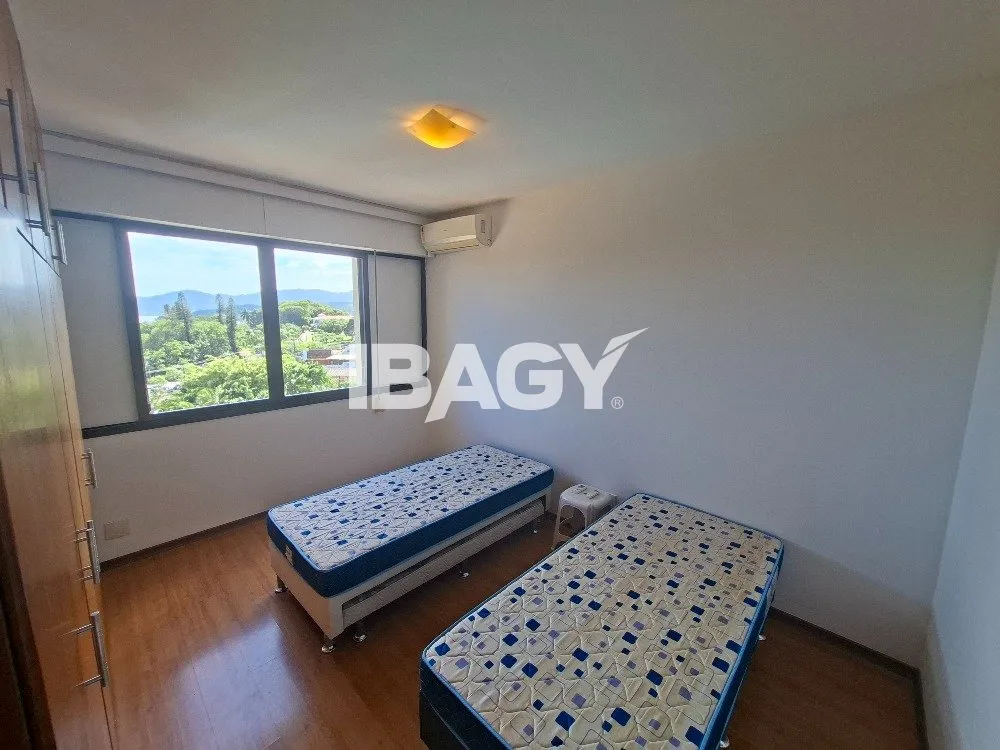 302 m² apartment with a water view and a bathtub — photo 22