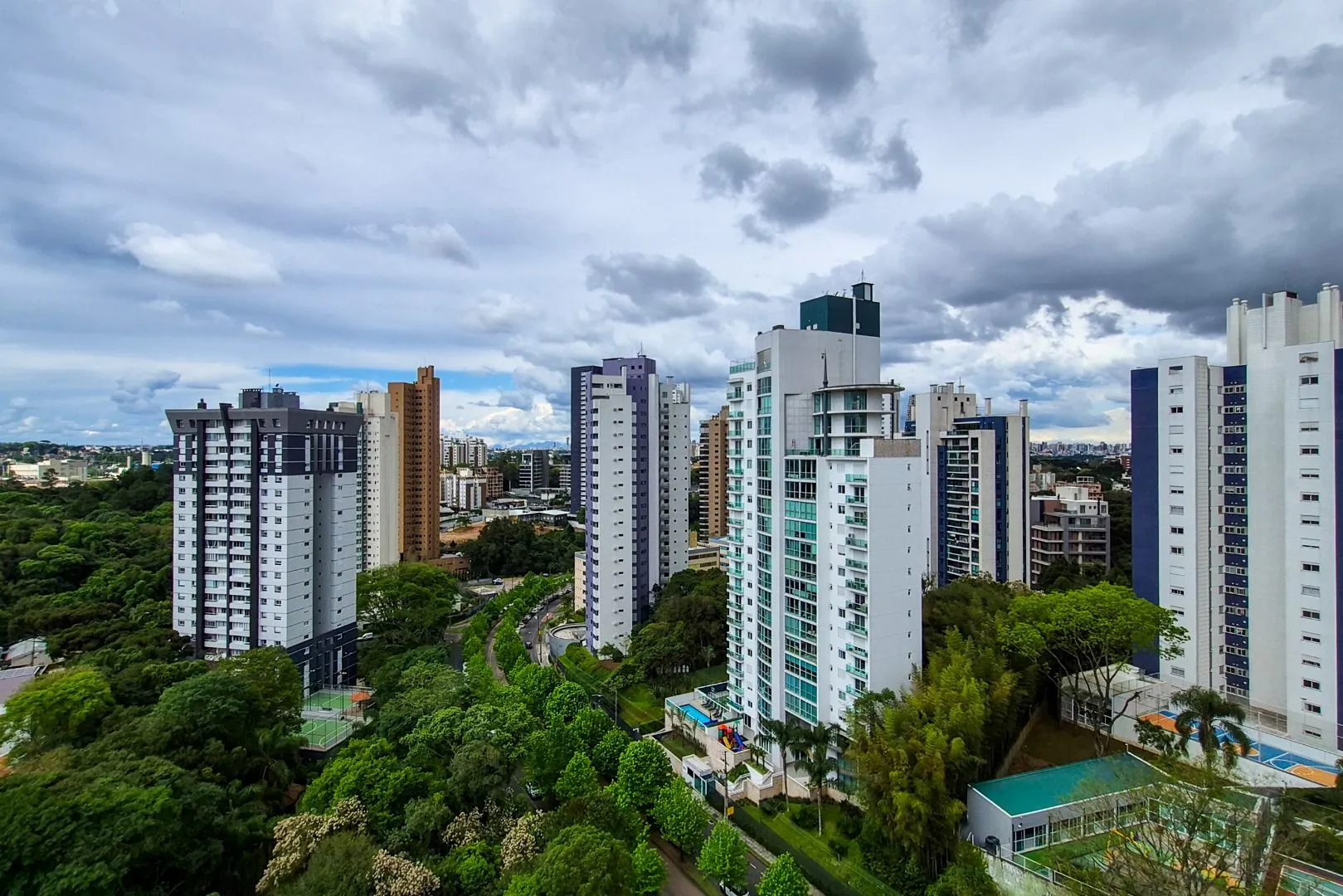 Glass-enclosed balcony in a 3-bedroom apartment, 110 m² — photo 40