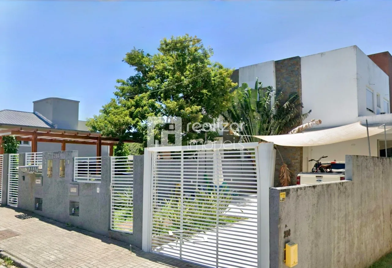 Casa mobiliada com 3 quartos e cozinha aberta
