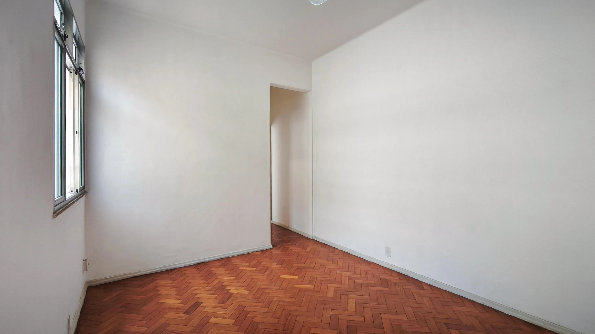 Departamento de 1 dormitorio con piso de madera o laminado