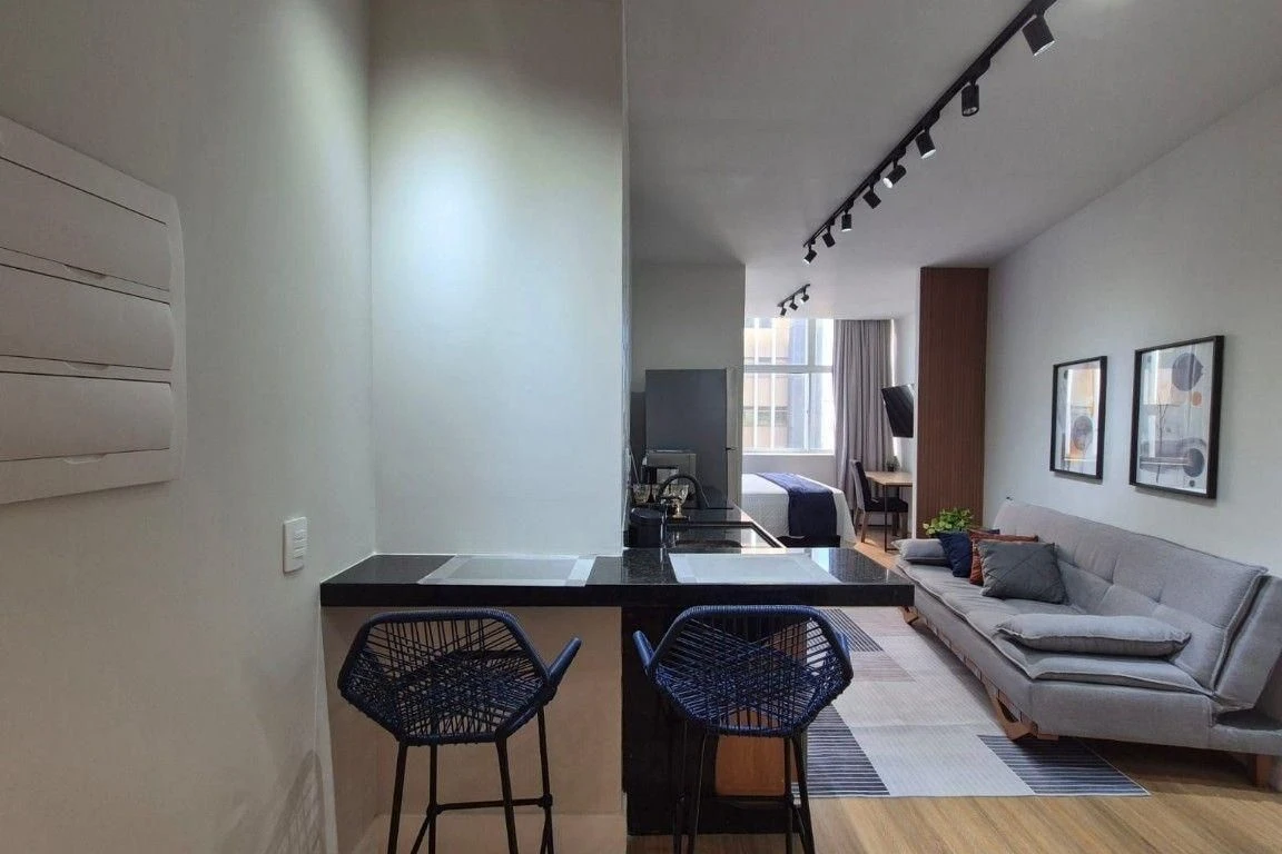 Furnished 1-bedroom apartment with open-plan kitchen — photo 6