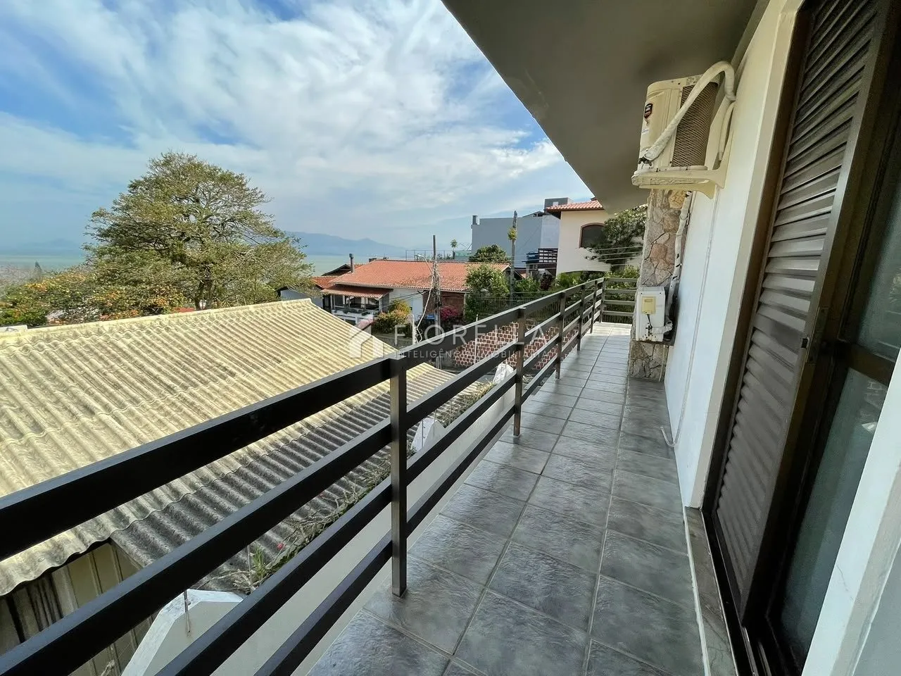 Furnished house, 376 m², with a water view — photo 17