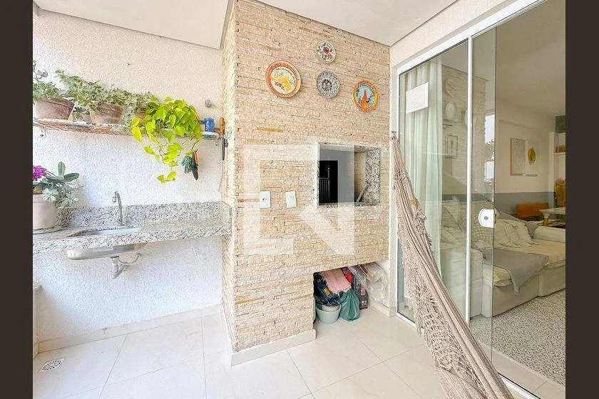 Balcony with a grill in a 2-bedroom apartment, 92 m² — photo 38