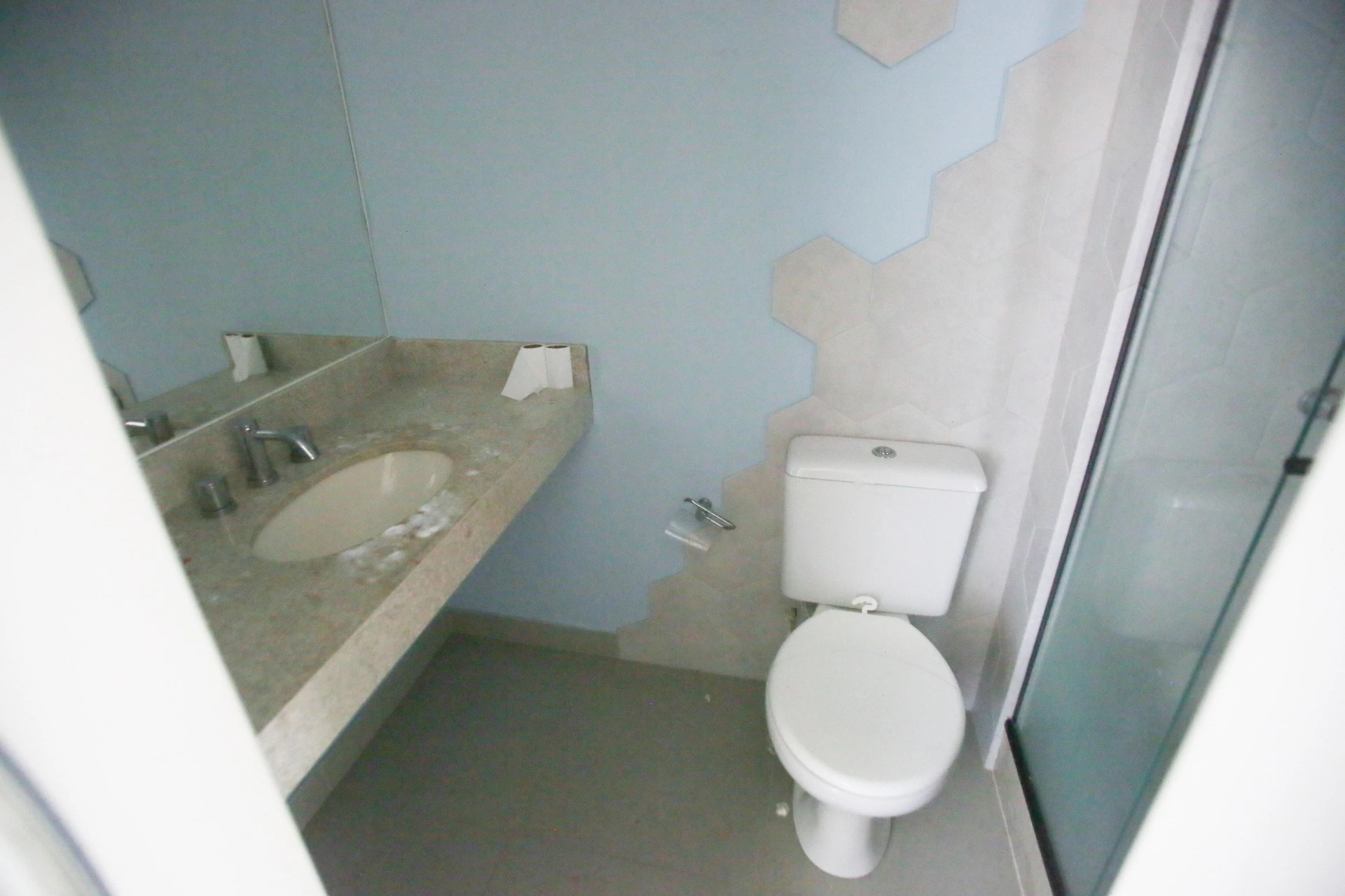 3-bedroom apartment with a balcony and 1 parking space — photo 35