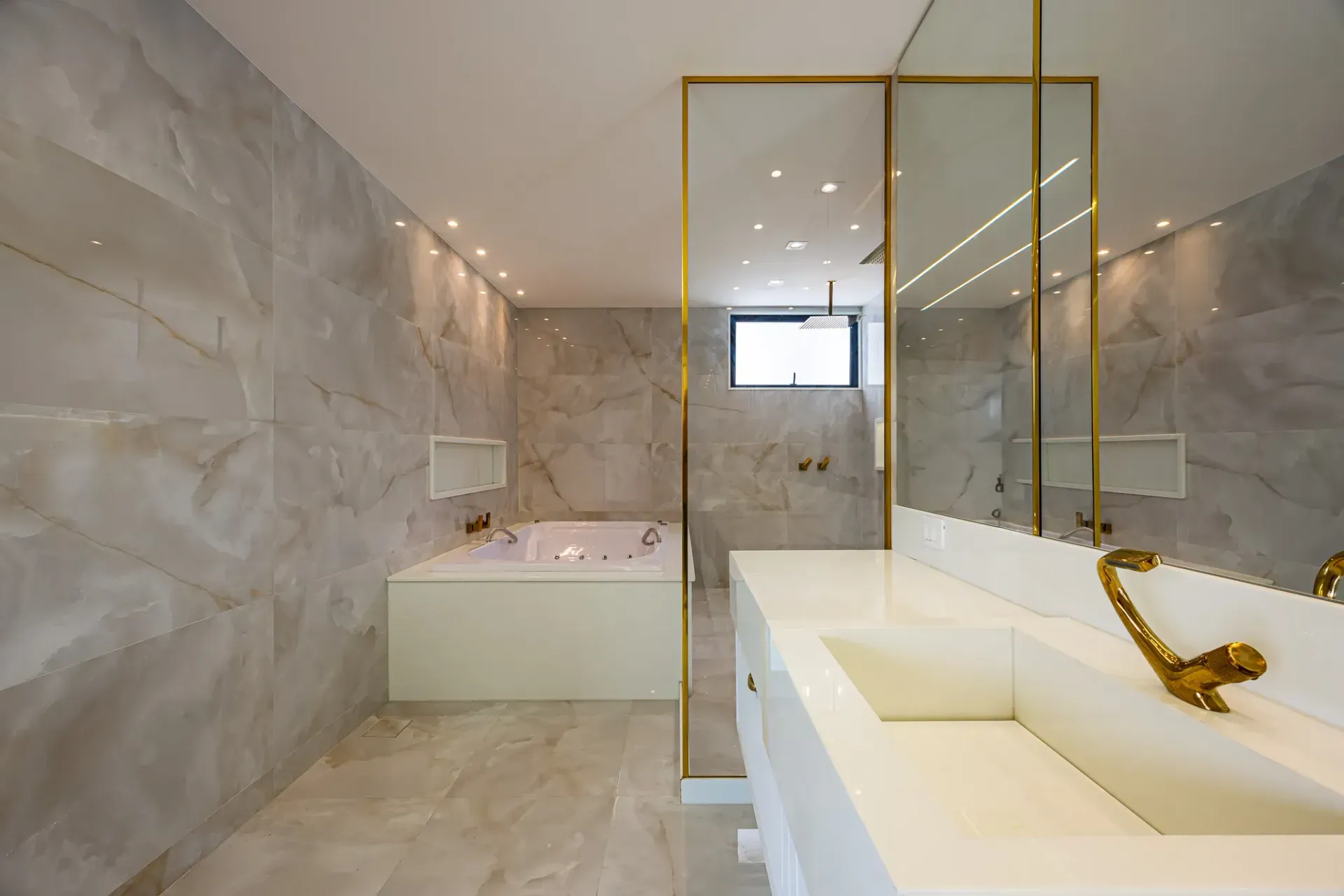Furnished house with 5 suites and floor-to-ceiling windows — photo 33