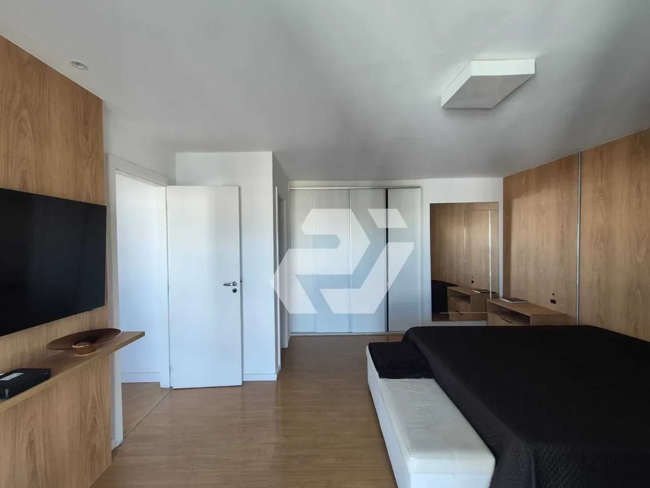 Furnished 4-bedroom apartment with building pool — photo 18