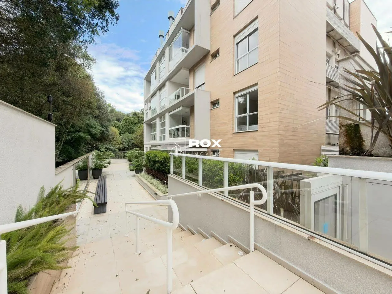 Glass-enclosed balcony in a 3-bedroom apartment, 105 m² — photo 20