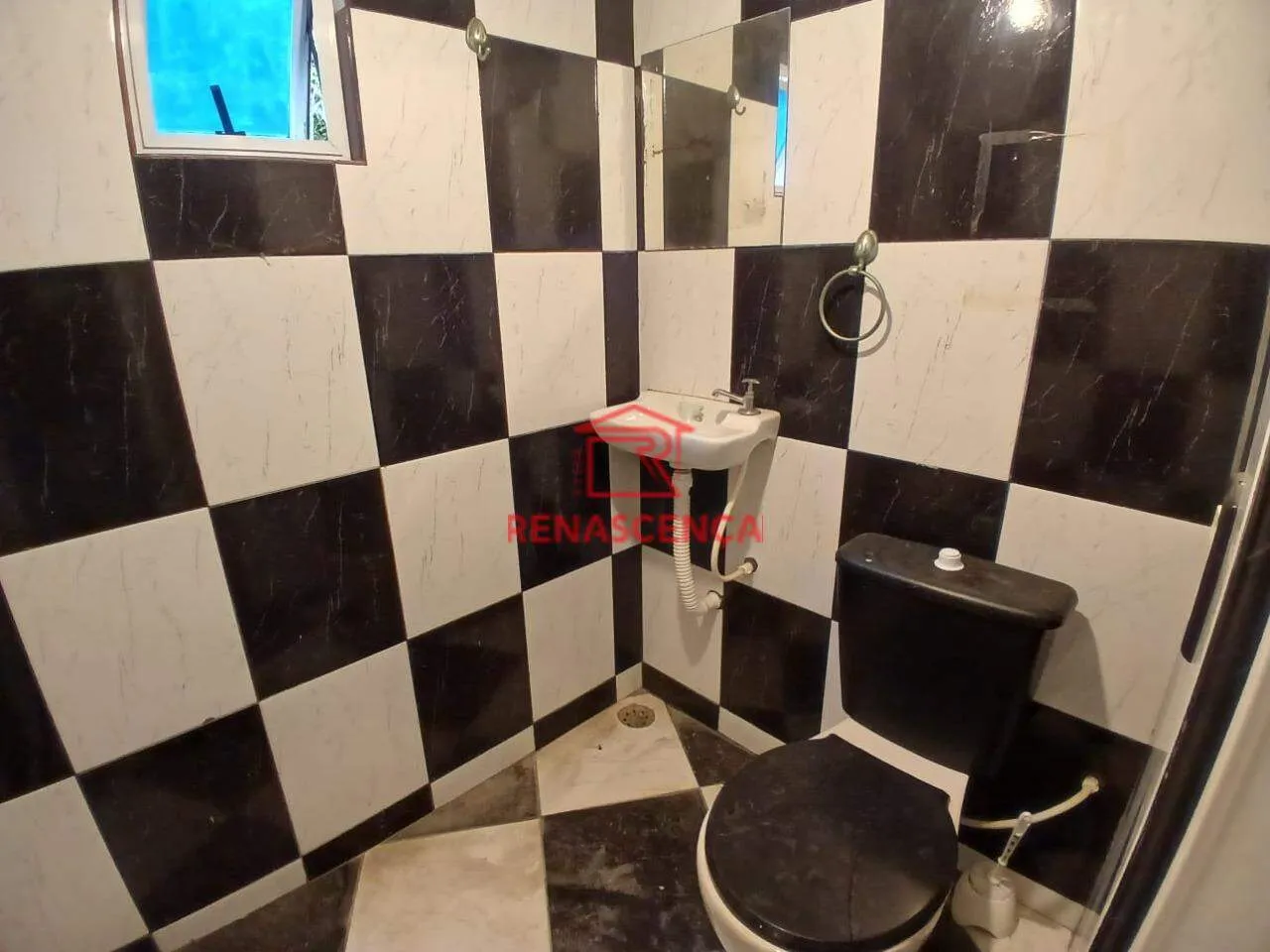 Casa térrea com 3 quartos e varanda