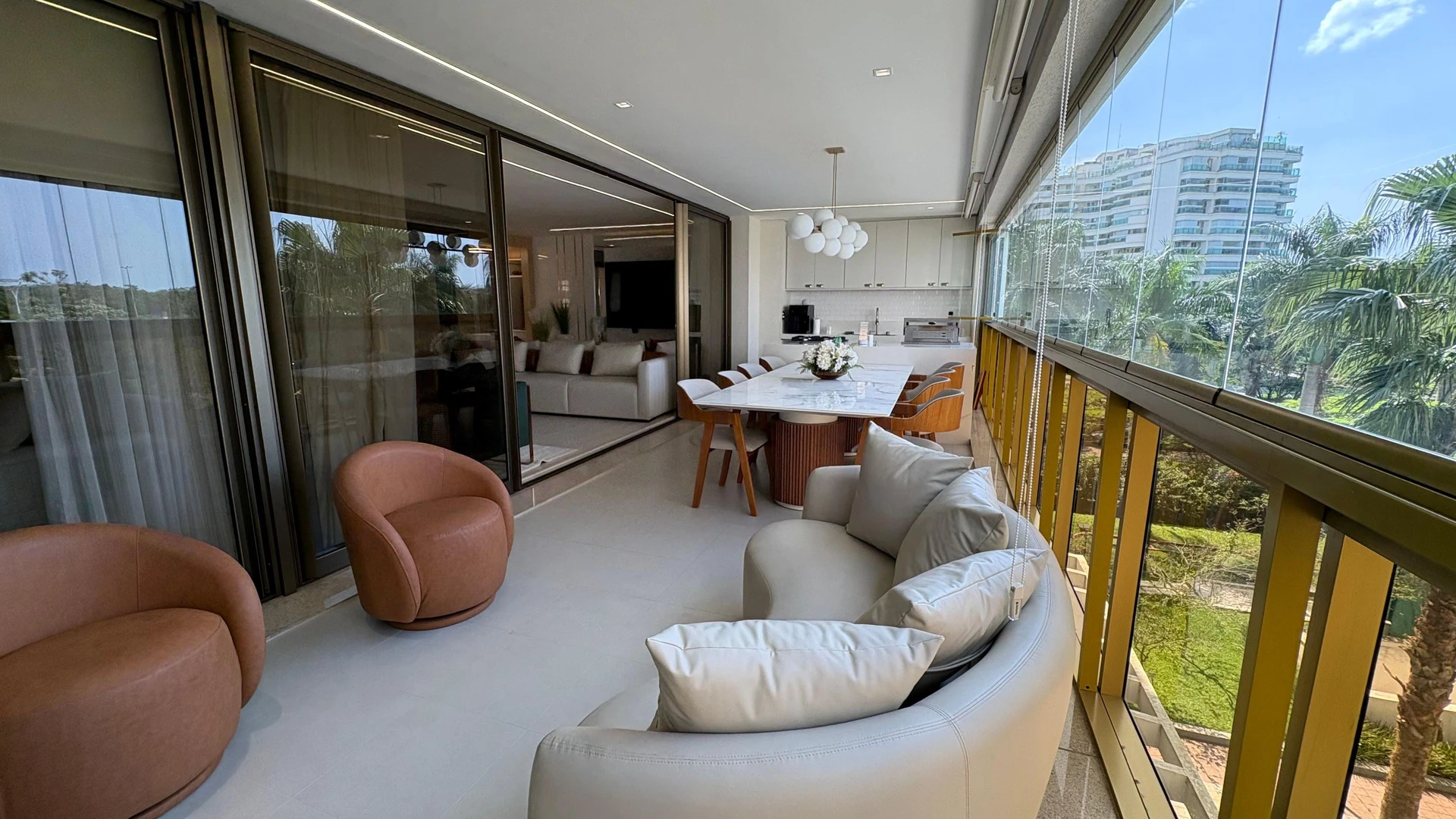 Jacuzzi in a 5-bedroom apartment, 217 m² — photo 48
