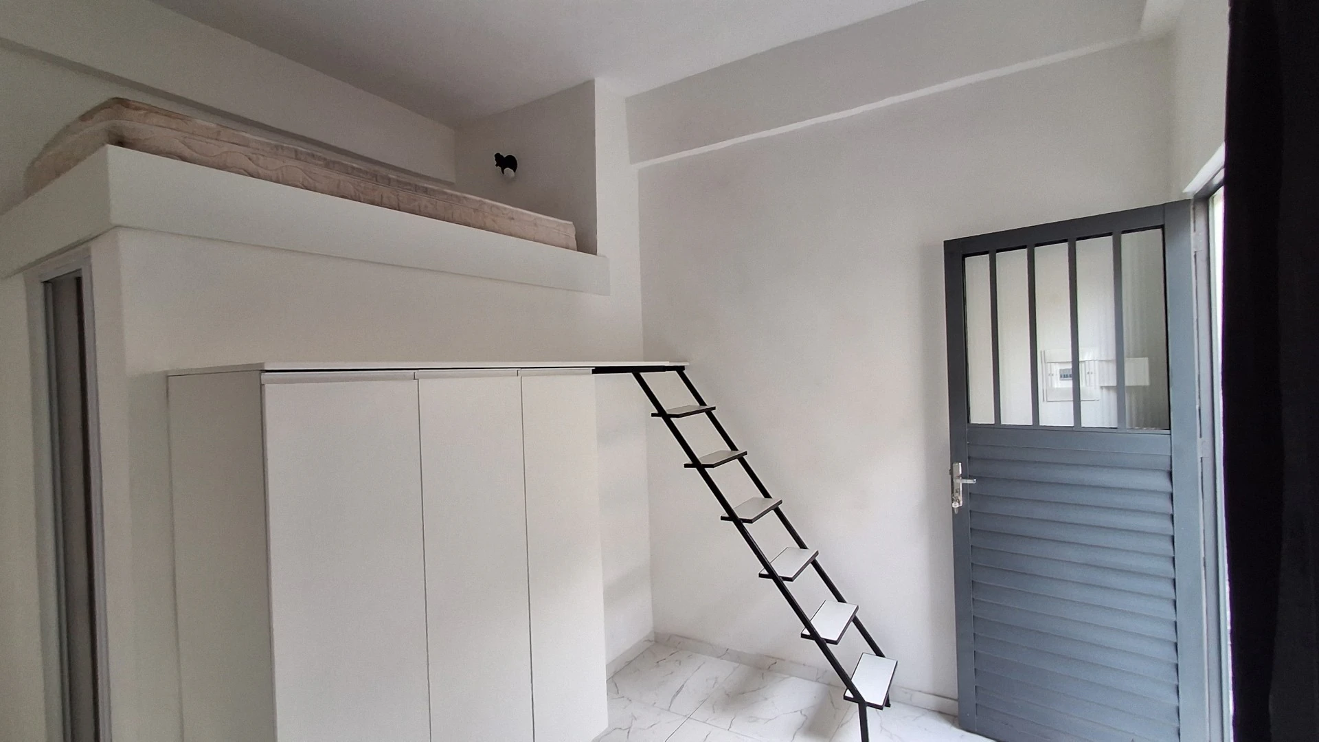 Unfurnished studio 200 m² with electric showerhead — photo 2