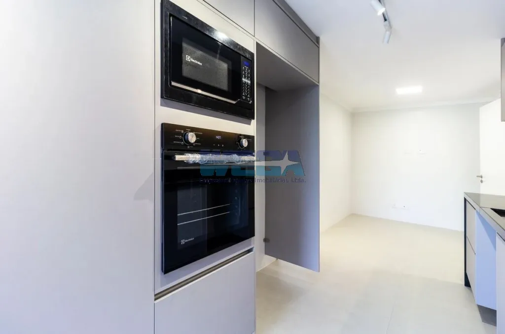 Apartamento com 4 quartos e varanda de vidro fechada — photo 11
