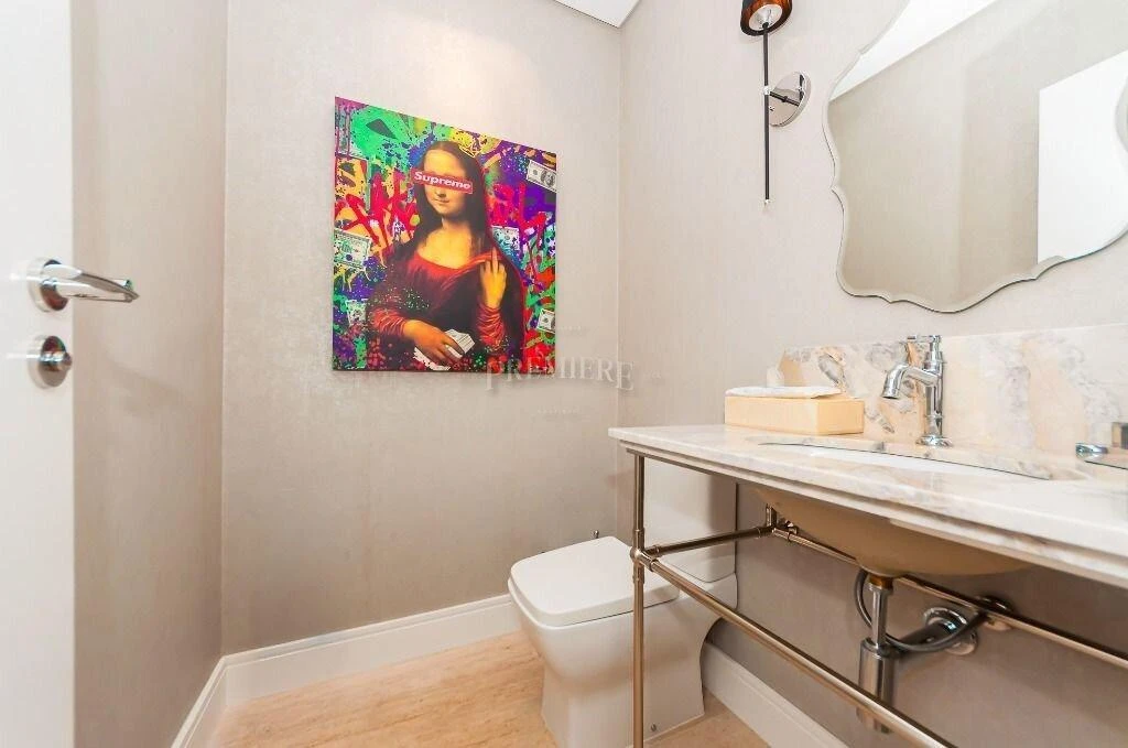 266 m² apartment with a walk-in closet and a bathtub — photo 33