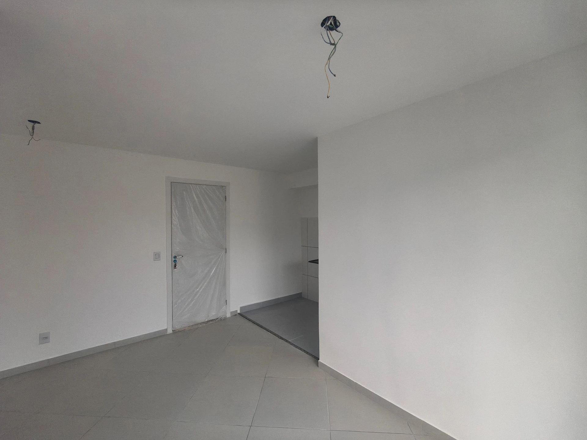 2-bedroom apartment with balcony and glass-enclosed shower — photo 28