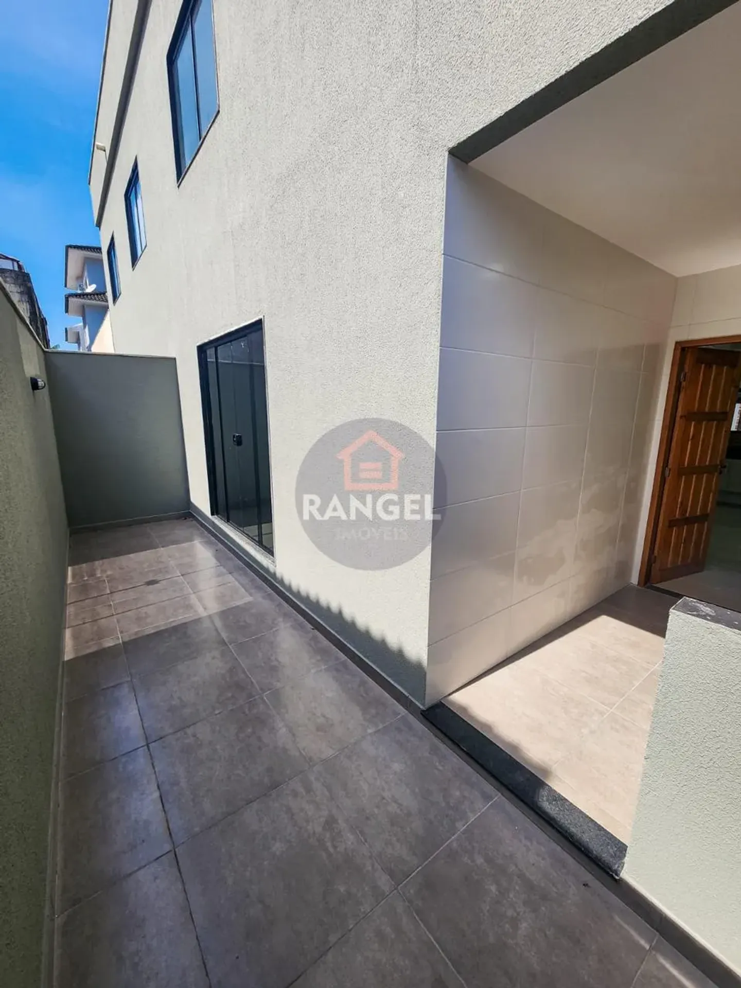 Balcony with a grill in a 3-bedroom house, 200 m² — photo 14