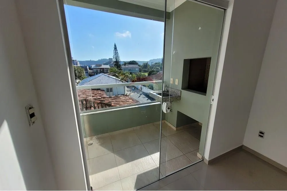 Balcony with a grill in a 2-bedroom apartment, 60 m² — photo 10