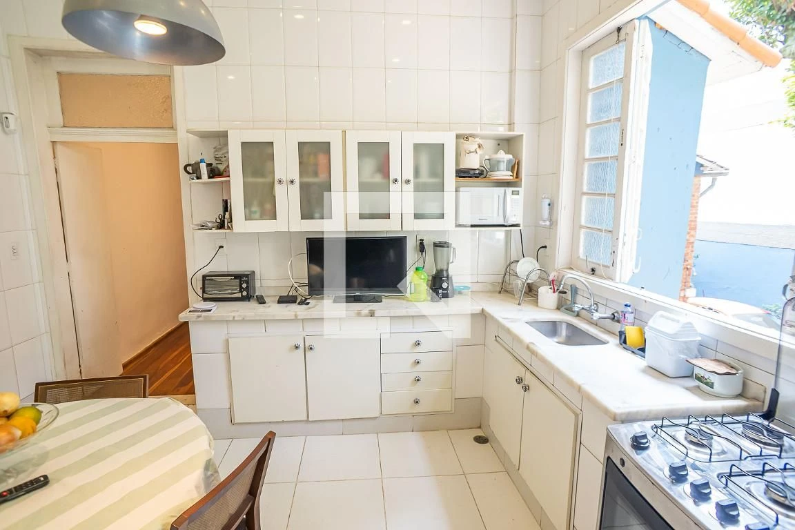 Furnished house, 300 m², with floor-to-ceiling windows — photo 74