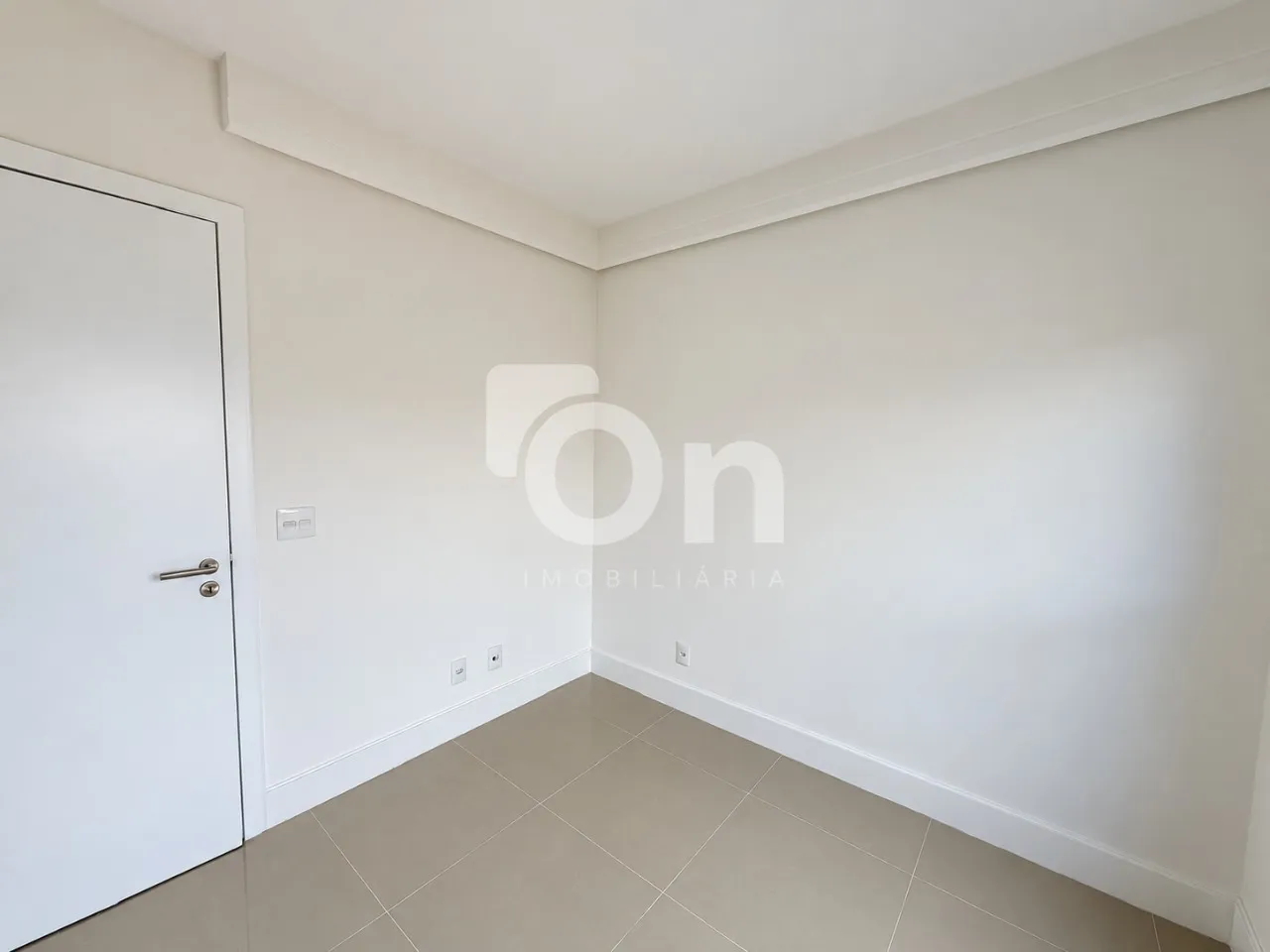 3-bedroom apartment in a building with a gym — photo 2