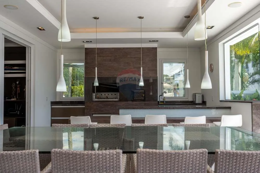 House with 5 bedrooms and 5 bathrooms, open-plan kitchen