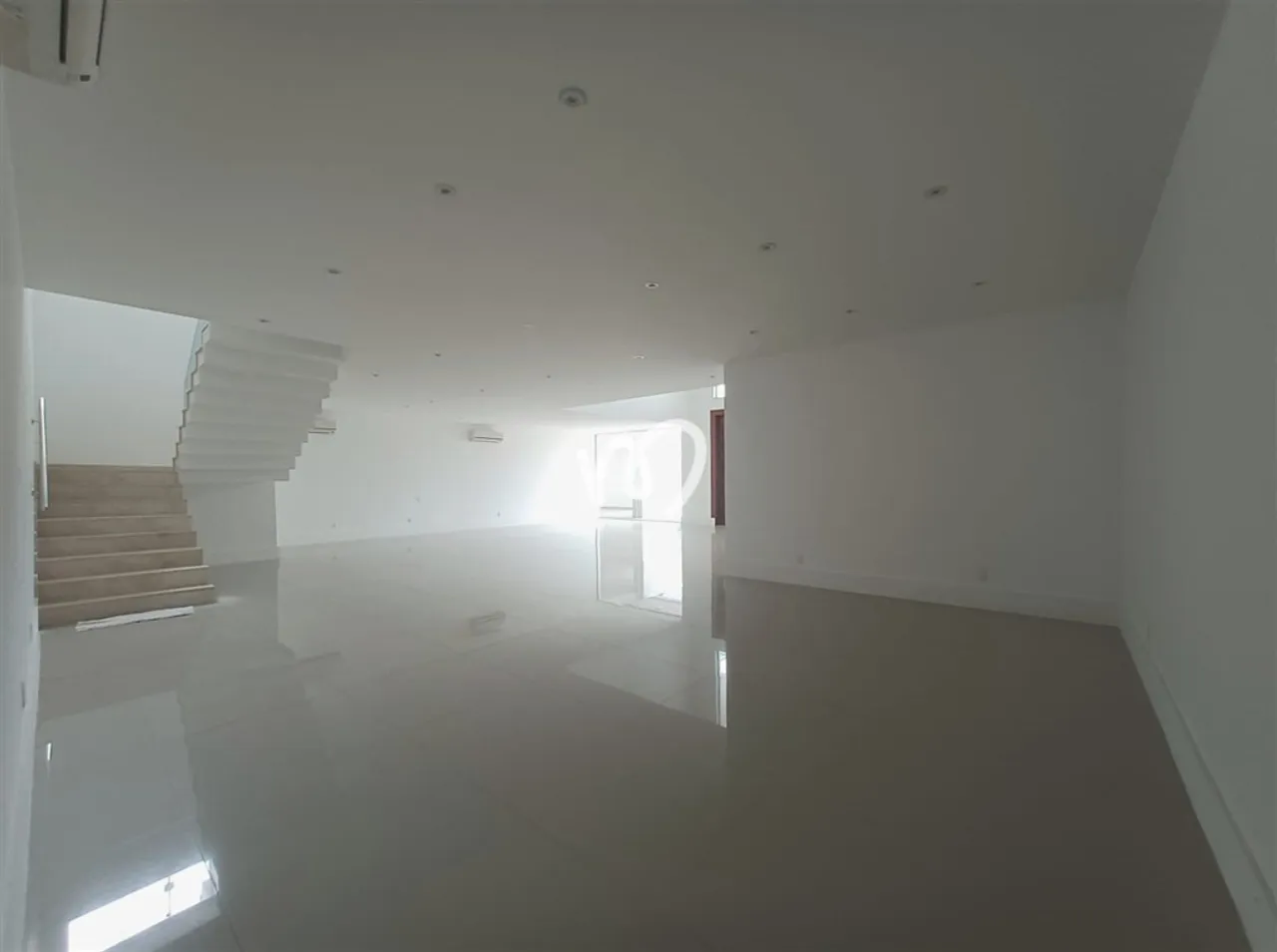 900 m² house with 5 bedrooms and 5 parking spaces — photo 15