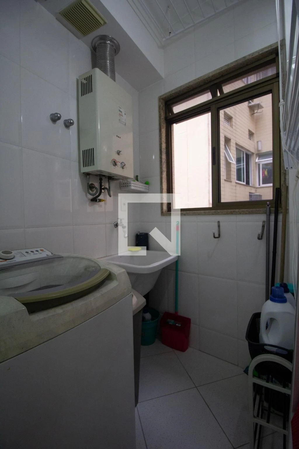 Furnished apartment with 2 en-suite bedrooms and desk — photo 39
