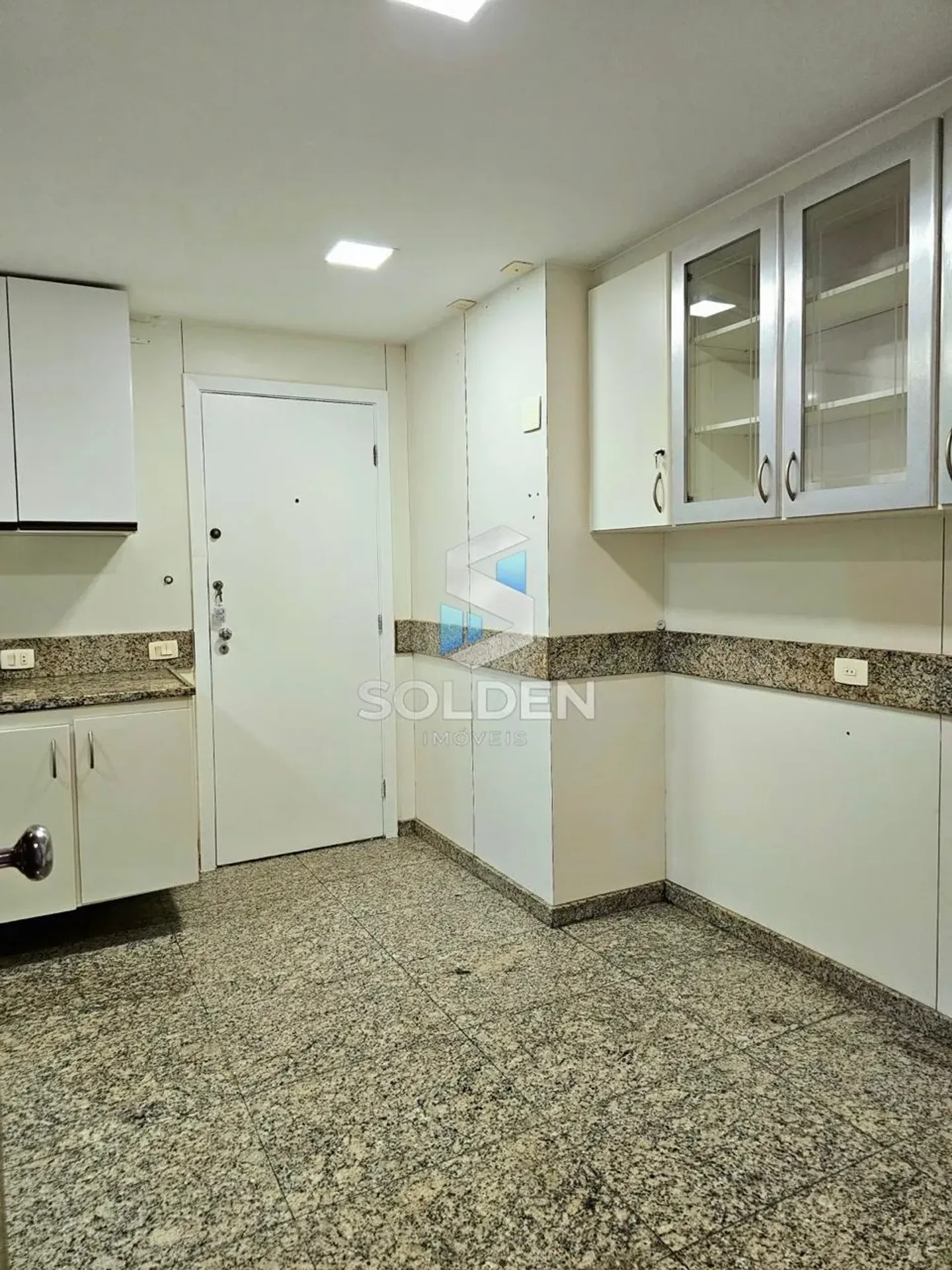 160 m² apartment with 3 bedrooms and 4 bathrooms — photo 22
